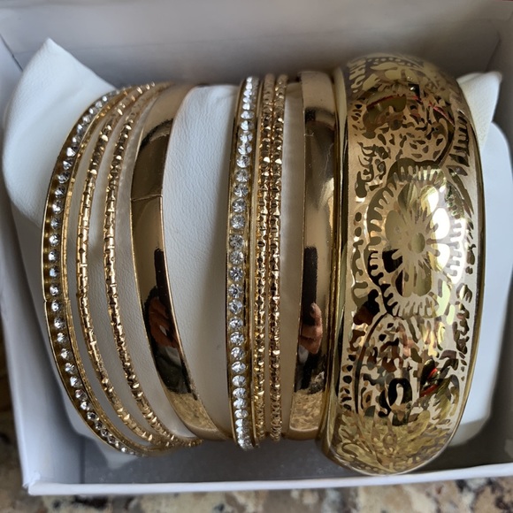8 gold color bracelets. Brand new in box - Picture 2 of 4